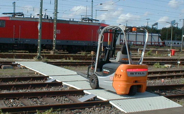 Einsatz von GFK-Gitterrosten im Gleisbau.