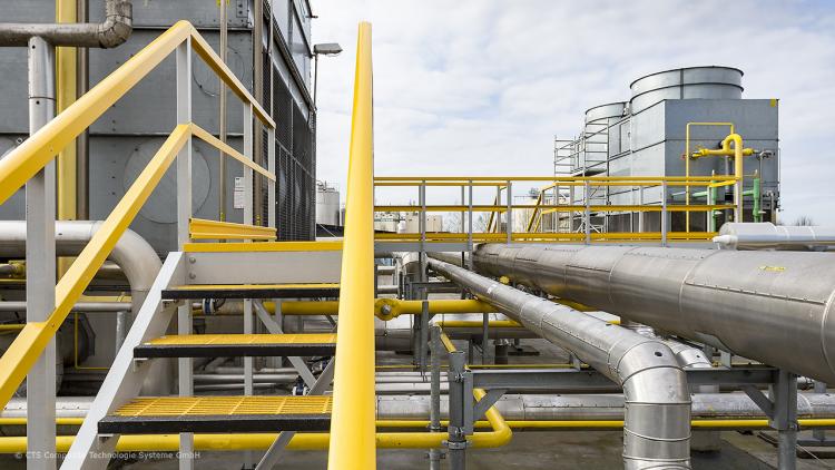GFK Podest als Rohrbrücke auf Kühlhaus