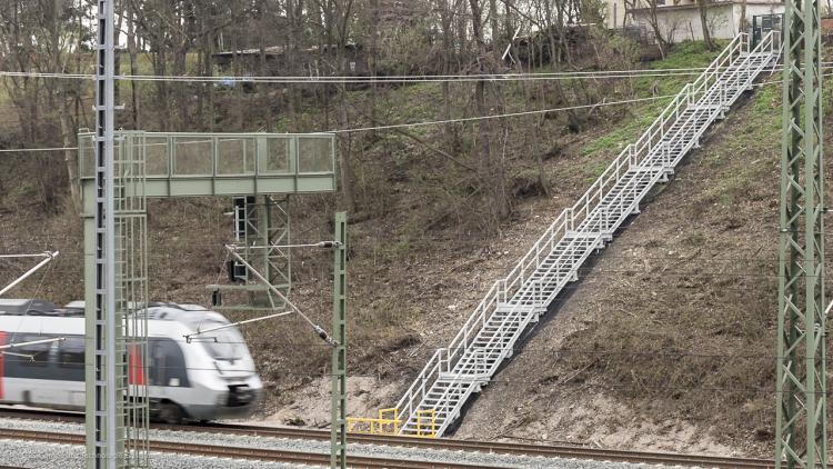 EBA zugelassene GFK Fluchttreppen am Bahndamm