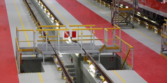 Leichte und rutschsichere GFK-Arbeitsbühne in den Werkstätten der DB