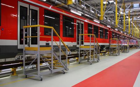GFK-Arbeitspodeste und Treppen in den Werkstätten der DB