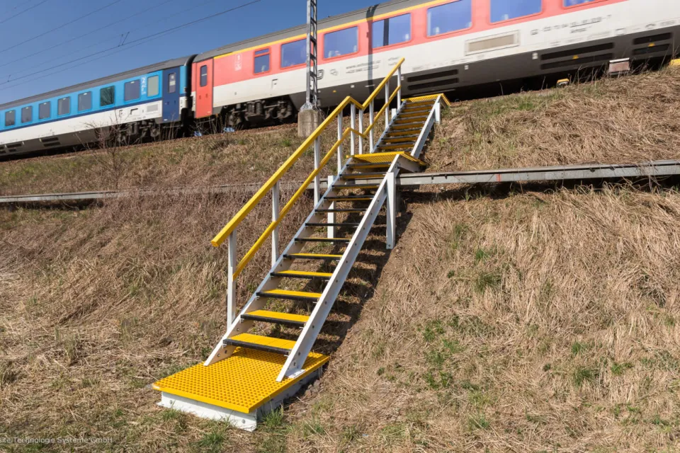 Schody TWS na skarpach i ewakuacyjne